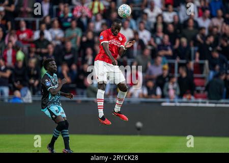 Eindhoven, Niederlande. September 2023 30. EINDHOVEN, NIEDERLANDE - SEPTEMBER 30: Garang Kuol vom FC Volendam, Jordan Teze vom PSV während des niederländischen Eredivisie-Spiels zwischen PSV und FC Volendam im Philips Stadion am 30. September 2023 in Eindhoven, Niederlande. (Foto: Joris Verwijst/Orange Pictures) Credit: Orange Pics BV/Alamy Live News Stockfoto