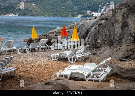 Kiesstrand mit Liegen in Cavtat, Kroatien Stockfoto