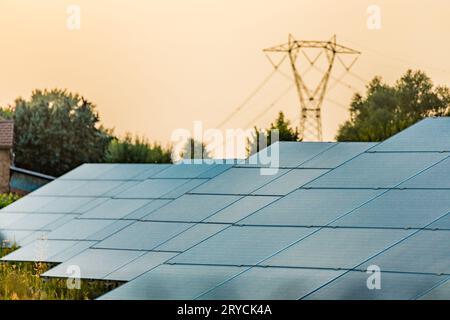 Hochspannungs-Pylon und Photovoltaikpaneele Stockfoto