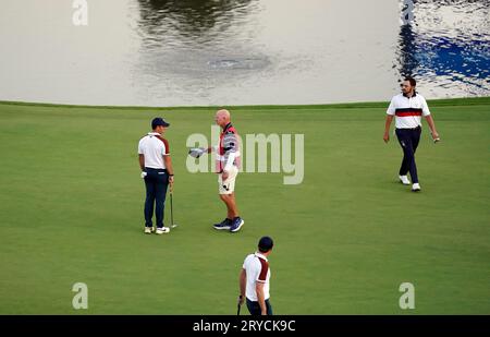 Rory McIlroy aus dem Team Europe streitet am 18. Tag mit Joe LaCava, dem Caddie des US-amerikanischen Patrick Cantlay, während der Vierbälle am zweiten Tag des 44. Ryder Cup im Marco Simone Golf and Country Club in Rom, Italien. Bilddatum: Samstag, 30. September 2023. Stockfoto