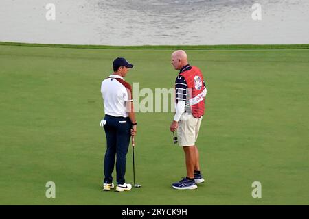 Rory McIlroy aus dem Team Europe streitet am 18. Tag mit Joe LaCava, dem Caddie des US-amerikanischen Patrick Cantlay, während der Vierbälle am zweiten Tag des 44. Ryder Cup im Marco Simone Golf and Country Club in Rom, Italien. Bilddatum: Samstag, 30. September 2023. Stockfoto