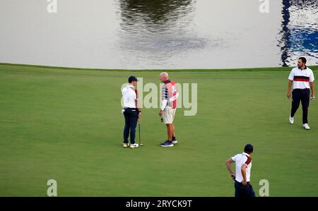 Rory McIlroy aus dem Team Europe streitet am 18. Tag mit Joe LaCava, dem Caddie des US-amerikanischen Patrick Cantlay, während der Vierbälle am zweiten Tag des 44. Ryder Cup im Marco Simone Golf and Country Club in Rom, Italien. Bilddatum: Samstag, 30. September 2023. Stockfoto