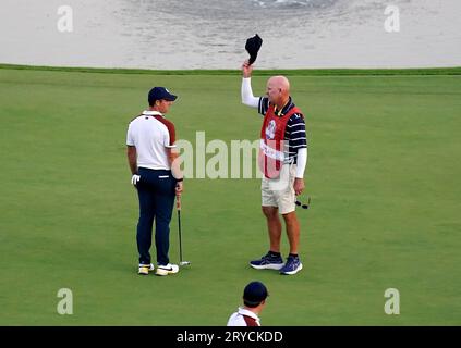 Rory McIlroy aus dem Team Europe streitet am 18. Tag mit Joe LaCava, dem Caddie des US-amerikanischen Patrick Cantlay, während der Vierbälle am zweiten Tag des 44. Ryder Cup im Marco Simone Golf and Country Club in Rom, Italien. Bilddatum: Samstag, 30. September 2023. Stockfoto