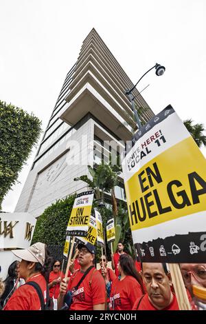 Beverly Hills, USA. September 2023 29. Die Streikenden IN LA werden von Tom Morello, dem Gitarristen der Band Rage Against The Machine, auf der Picket-Linie begleitet. Er und seine 100-jährige Mutter schlossen sich dem Streikzug um das Waldorf Astoria Hotel in Beverly Hills an und spielten Musik für die Streikenden. Die union, Unite Here Local 11, streikt seit dem 2. Juli 2023 gegen mehrere große Hotelketten in LA. 29/2023 Beverly Hills, CA, USA (Foto: Ted Soqui/SIPA USA) Credit: SIPA USA/Alamy Live News Stockfoto