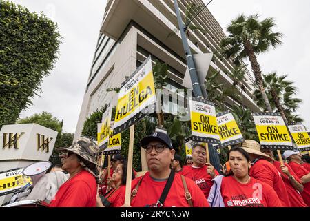 Beverly Hills, USA. September 2023 29. Die Streikenden IN LA werden von Tom Morello, dem Gitarristen der Band Rage Against The Machine, auf der Picket-Linie begleitet. Er und seine 100-jährige Mutter schlossen sich dem Streikzug um das Waldorf Astoria Hotel in Beverly Hills an und spielten Musik für die Streikenden. Die union, Unite Here Local 11, streikt seit dem 2. Juli 2023 gegen mehrere große Hotelketten in LA. 29/2023 Beverly Hills, CA, USA (Foto: Ted Soqui/SIPA USA) Credit: SIPA USA/Alamy Live News Stockfoto