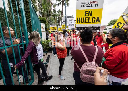 Beverly Hills, USA. September 2023 29. Die Streikenden IN LA werden von Tom Morello, dem Gitarristen der Band Rage Against The Machine, auf der Picket-Linie begleitet. Er und seine 100-jährige Mutter schlossen sich dem Streikzug um das Waldorf Astoria Hotel in Beverly Hills an und spielten Musik für die Streikenden. Die union, Unite Here Local 11, streikt seit dem 2. Juli 2023 gegen mehrere große Hotelketten in LA. 29/2023 Beverly Hills, CA, USA (Foto: Ted Soqui/SIPA USA) Credit: SIPA USA/Alamy Live News Stockfoto