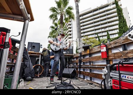 Beverly Hills, USA. September 2023 29. Die Streikenden IN LA werden von Tom Morello, dem Gitarristen der Band Rage Against The Machine, auf der Picket-Linie begleitet. Er und seine 100-jährige Mutter schlossen sich dem Streikzug um das Waldorf Astoria Hotel in Beverly Hills an und spielten Musik für die Streikenden. Die union, Unite Here Local 11, streikt seit dem 2. Juli 2023 gegen mehrere große Hotelketten in LA. 29/2023 Beverly Hills, CA, USA (Foto: Ted Soqui/SIPA USA) Credit: SIPA USA/Alamy Live News Stockfoto