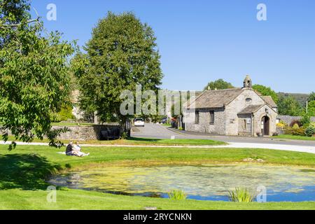 Foolow Derbyshire Ehepaar beim Picknick am Ententeich im Foolow Derbyshire Peak District Derbyshire England Großbritannien Europa Stockfoto
