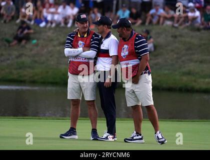 USA Kapitän Zach Johnson mit Joe LaCava (links), Caddie des US-amerikanischen Patrick Cantlay auf dem 18. Green am 18. Nach den Vierbälle am zweiten Tag des 44. Ryder Cup im Marco Simone Golf and Country Club, Rom, Italien. Bilddatum: Samstag, 30. September 2023. Stockfoto