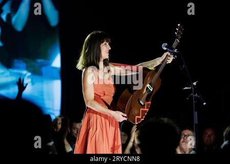 BARCELONA - 19. September: Feist tritt am 19. September 2023 auf der Bühne im Razzmatazz auf. Stockfoto