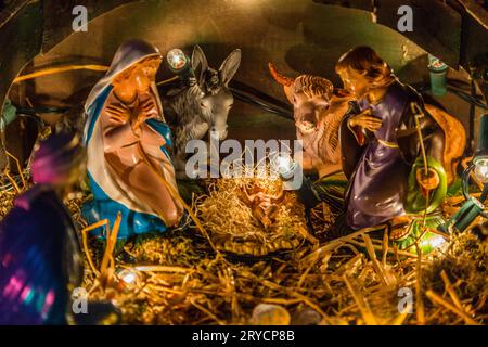 Statuen in eine Weihnachtskrippe Stockfoto