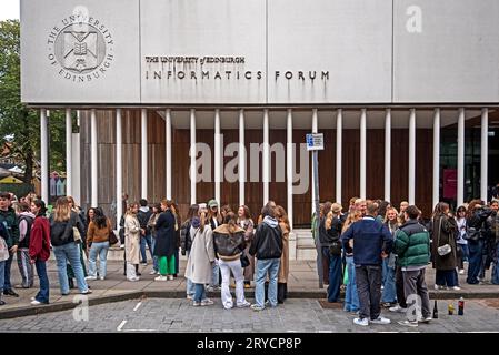 An der University of Edinburgh treffen sich Studenten vor dem Informatics Forum Building in Potterrow. Stockfoto