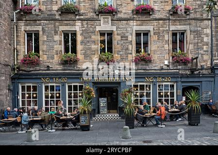 Kunden, die vor dem Beehive Inn Public House in The Grassmarket, Edinburgh, Schottland, Großbritannien sitzen. Stockfoto