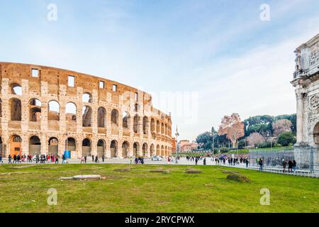 Römischer Triumphbogen und Amphitheater Stockfoto