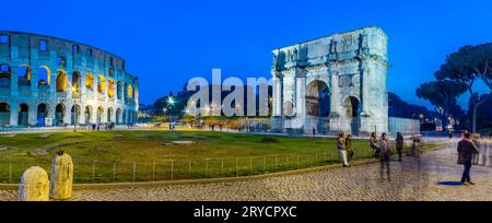 Römischer Triumphbogen und Amphitheater Stockfoto