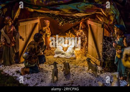 Statuen in eine Weihnachtskrippe Stockfoto