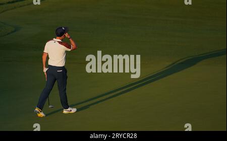 Rory McIlroy von Team Europe, der seinen Putt am 16. Während der Vierbälle am zweiten Tag des 44. Ryder Cup im Marco Simone Golf and Country Club in Rom, Italien, verzeichnete. Bilddatum: Samstag, 30. September 2023. Stockfoto