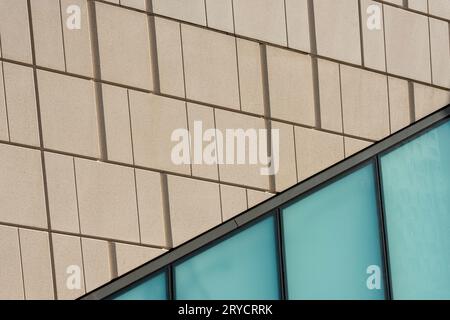 Modernes Gebäude aus Glas und Sandstein, Außenarchitektur aus nächster Nähe. Stockfoto