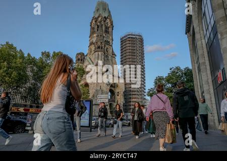 Berlin, Deutschland. September 2023 30. Am 30. September 2023 schienen Berlins lebendige Farben durch das Gewicht der wirtschaftlichen Herausforderungen gedämpft. Eine Stadt, die mit den Schatten eines drohenden Wirtschaftsabschwungs zu kämpfen hat. Deutschland, das für seine industriellen Fähigkeiten bekannt ist, wird voraussichtlich mit einem tieferen Wirtschaftseinbruch konfrontiert sein als erwartet. Faktoren wie eine Energiekrise und Störungen der Lieferketten wurden als wesentliche Faktoren für diesen Abschwung angeführt. (Foto: Michael Kuenne/PRESSCOV/SIPA USA) Credit: SIPA USA/Alamy Live News Stockfoto