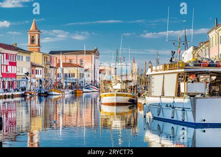 Boote im italienischen Kanalhafen Stockfoto