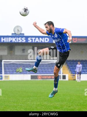 Chester, Cheshire, England, 30. September 2023. Chester’s Adam Thomas ist der Chef des Balls während der dritten Qualifikationsrunde des Emirates FA Cup im Deva Stadium des Chester Football Club V Nantwich Town Football Club. (Bild: ©Cody Froggatt/Alamy Live News) Stockfoto