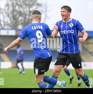 Chester, Cheshire, England, 30. September 2023. Chester Harrison Burke feiert das Eröffnungstor des Spiels mit Chester’s Charlie Caton während der dritten Qualifikationsrunde des Emirates FA Cup im Deva Stadium. (Bild: ©Cody Froggatt/Alamy Live News) Stockfoto