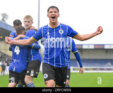 Chester, Cheshire, England, 30. September 2023. Chester Harrison Burke feiert das Eröffnungstor des Spiels während des Chester Football Club V Nantwich Town Football Club in der dritten Qualifikationsrunde des Emirates FA Cup im Deva Stadium. (Bild: ©Cody Froggatt/Alamy Live News) Stockfoto
