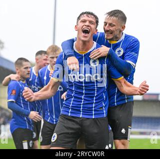 Chester, Cheshire, England, 30. September 2023. Chester Harrison Burke feiert das Eröffnungstor des Spiels mit Chesters Kapitän George Glendon während des Chester Football Club V Nantwich Town Football Club in der dritten Qualifikationsrunde des Emirates FA Cup im Deva Stadium. (Bild: ©Cody Froggatt/Alamy Live News) Stockfoto