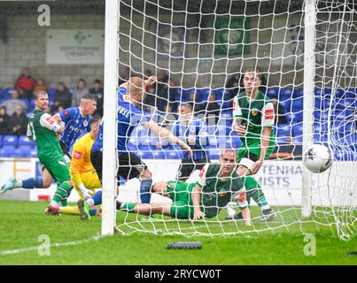 Chester, Cheshire, England, 30. September 2023. Charlie Catons verstorbener Gewinner trifft ins Netz, als Chester in der dritten Qualifikationsrunde des Emirates FA Cup im Deva Stadium den Chester Football Club V Nantwich Town Football Club gewinnt. (Bild: ©Cody Froggatt/Alamy Live News) Stockfoto