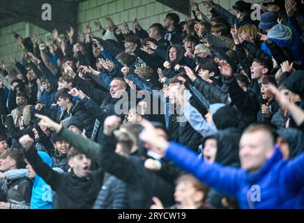 Chester, Cheshire, England, 30. September 2023. Chester-Fans feiern Charlie Catons verstorbenen Gewinner, während des Chester Football Club V Nantwich Town Football Club, in der dritten Qualifikationsrunde des Emirates FA Cup im Deva Stadium. (Bild: ©Cody Froggatt/Alamy Live News) Stockfoto