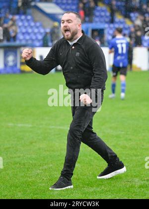 Chester, Cheshire, England, 30. September 2023 Trainer Calum McIntyre feiert das Vollzeitergebnis während des Chester Football Club V Nantwich Town Football Club in der dritten Qualifikationsrunde des Emirates FA Cup im Deva Stadium. (Bild: ©Cody Froggatt/Alamy Live News) Stockfoto