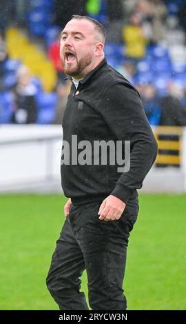 Chester, Cheshire, England, 30. September 2023 Trainer Calum McIntyre feiert das Vollzeitergebnis während des Chester Football Club V Nantwich Town Football Club in der dritten Qualifikationsrunde des Emirates FA Cup im Deva Stadium. (Bild: ©Cody Froggatt/Alamy Live News) Stockfoto