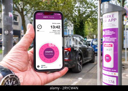 Parken im öffentlichen Raum per Park-App, EasyPark, hier in Bochum, Parkschein Automat, an dem man per Bargeld und Karte zahlen kann, oder per App, NRW, Deutschland, Park-App *** Parken in öffentlichen Bereichen per Parkplatz-App, EasyPark, hier in Bochum, Parkkartenautomat, an dem Sie mit Bargeld und Karte bezahlen können, oder per App, NRW, Deutschland, Park App Credit: Imago/Alamy Live News Stockfoto