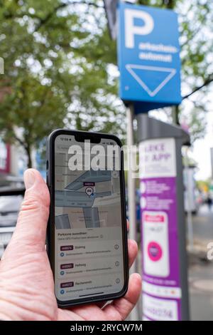 Parken im öffentlichen Raum per Park-App, EasyPark, hier in Bochum, Parkschein Automat, an dem man per Bargeld und Karte zahlen kann, oder per App, NRW, Deutschland, Park-App *** Parken in öffentlichen Bereichen per Parkplatz-App, EasyPark, hier in Bochum, Parkkartenautomat, an dem Sie mit Bargeld und Karte bezahlen können, oder per App, NRW, Deutschland, Park App Credit: Imago/Alamy Live News Stockfoto