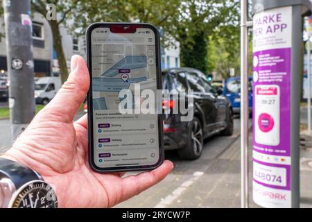 Parken im öffentlichen Raum per Park-App, EasyPark, hier in Bochum, Parkschein Automat, an dem man per Bargeld und Karte zahlen kann, oder per App, NRW, Deutschland, Park-App *** Parken in öffentlichen Bereichen per Parkplatz-App, EasyPark, hier in Bochum, Parkkartenautomat, an dem Sie mit Bargeld und Karte bezahlen können, oder per App, NRW, Deutschland, Park App Credit: Imago/Alamy Live News Stockfoto