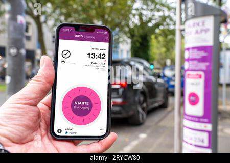 Parken im öffentlichen Raum per Park-App, EasyPark, hier in Bochum, Parkschein Automat, an dem man per Bargeld und Karte zahlen kann, oder per App, NRW, Deutschland, Park-App *** Parken in öffentlichen Bereichen per Parkplatz-App, EasyPark, hier in Bochum, Parkkartenautomat, an dem Sie mit Bargeld und Karte bezahlen können, oder per App, NRW, Deutschland, Park App Credit: Imago/Alamy Live News Stockfoto