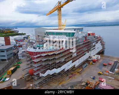 Port Glasgow, Schottland, Vereinigtes Königreich. 30. September 2023. Aktuelle Bilder von MV Glen Rosa und Glen Sannox, zwei Caledonian MacBrayne-Fähren, die auf der Ferguson Marine Shipyard in Port Glasgow, Schottland, gebaut werden. Beide Fähren liegen mehrere Jahre im Rückstand und übertreffen das Budget erheblich. Weitere Verzögerungen und Kostensteigerungen wurden diese Woche von Ferguson angekündigt. PIC; Glen Rosa im Bau in der Werft. Sie soll nun im Mai 2025 fertiggestellt werden. Iain Masterton/Alamy Live News Stockfoto