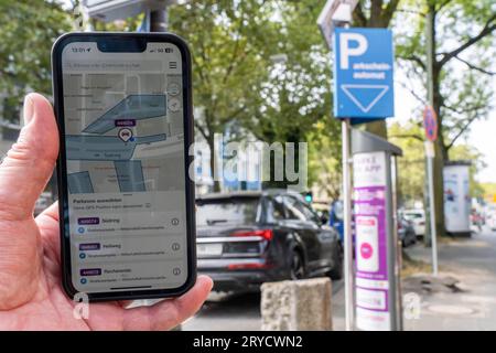 Parken im öffentlichen Raum per Park-App, EasyPark, hier in Bochum, Parkschein Automat, an dem man per Bargeld und Karte zahlen kann, oder per App, NRW, Deutschland, Park-App *** Parken in öffentlichen Bereichen per Parkplatz-App, EasyPark, hier in Bochum, Parkkartenautomat, an dem Sie mit Bargeld und Karte bezahlen können, oder per App, NRW, Deutschland, Park App Credit: Imago/Alamy Live News Stockfoto