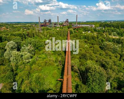 Der Landschaftspark Duisburg Nord, doppelte Hochofengasleitung von Westen Blick über die Wildnis, einem Parkbereich wo die Natur sich selbst überlassen wird, auf das Hüttenwerk, NRW, Deutschland, Landschaftspark *** Duisburg Nordlandschaftspark, Doppelhochofen-Gasleitung von Westen Blick über die Wildnis, ein Parkgebiet, in dem die Natur ihren eigenen Geräten überlassen wird, dem Eisen- und Stahlwerk, NRW, Deutschland, Landscape Park Credit: Imago/Alamy Live News Stockfoto