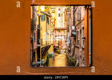 Wasserkanal versteckt hinter einem Fenster in Italien Stockfoto