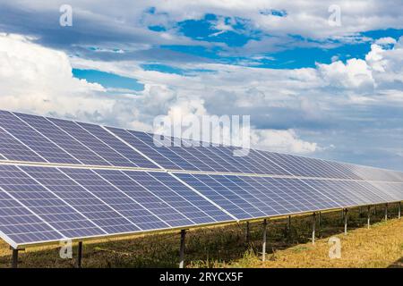 Photovoltaikpaneele unter bewölktem Himmel Stockfoto