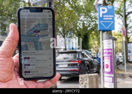 Parken im öffentlichen Raum per Park-App, EasyPark, hier in Bochum, Parkschein Automat, an dem man per Bargeld und Karte zahlen kann, oder per App, NRW, Deutschland, Park-App *** Parken in öffentlichen Bereichen per Parkplatz-App, EasyPark, hier in Bochum, Parkkartenautomat, an dem Sie mit Bargeld und Karte bezahlen können, oder per App, NRW, Deutschland, Park App Credit: Imago/Alamy Live News Stockfoto