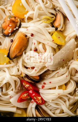 Reisnudeln mit Muscheln und Gemüse. Hochwertige Fotos Stockfoto