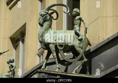 Statue, zwei Reiter, Putte auf Geißbock, Nikolaistraße, Leipzig, Sachsen, Deutschland Stockfoto