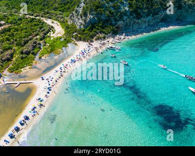 Blick aus der Vogelperspektive auf den pulsierenden Strand Cala Luna auf der Insel Sardinien, Italien Stockfoto