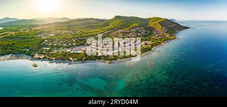 Panoramaaussicht von der Drohne auf den Strand von Porto Tramatzu und die Stadt Sardinien, Italien Stockfoto