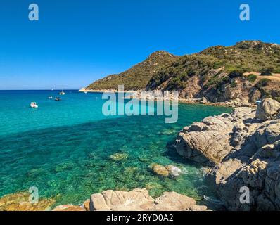 Paranomische Sicht auf die Strände Cala Monte Turno und San Pietro, Sardinien. Italien Stockfoto