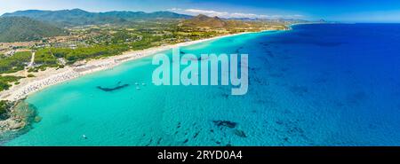 Paranomische Sicht auf die Strände Cala Monte Turno und San Pietro, Sardinien. Italien Stockfoto