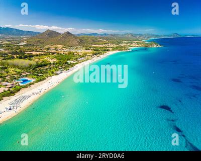 Paranomische Sicht auf die Strände Cala Monte Turno und San Pietro, Sardinien. Italien Stockfoto