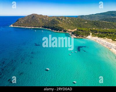 Paranomische Sicht auf die Strände Cala Monte Turno und San Pietro, Sardinien. Italien Stockfoto